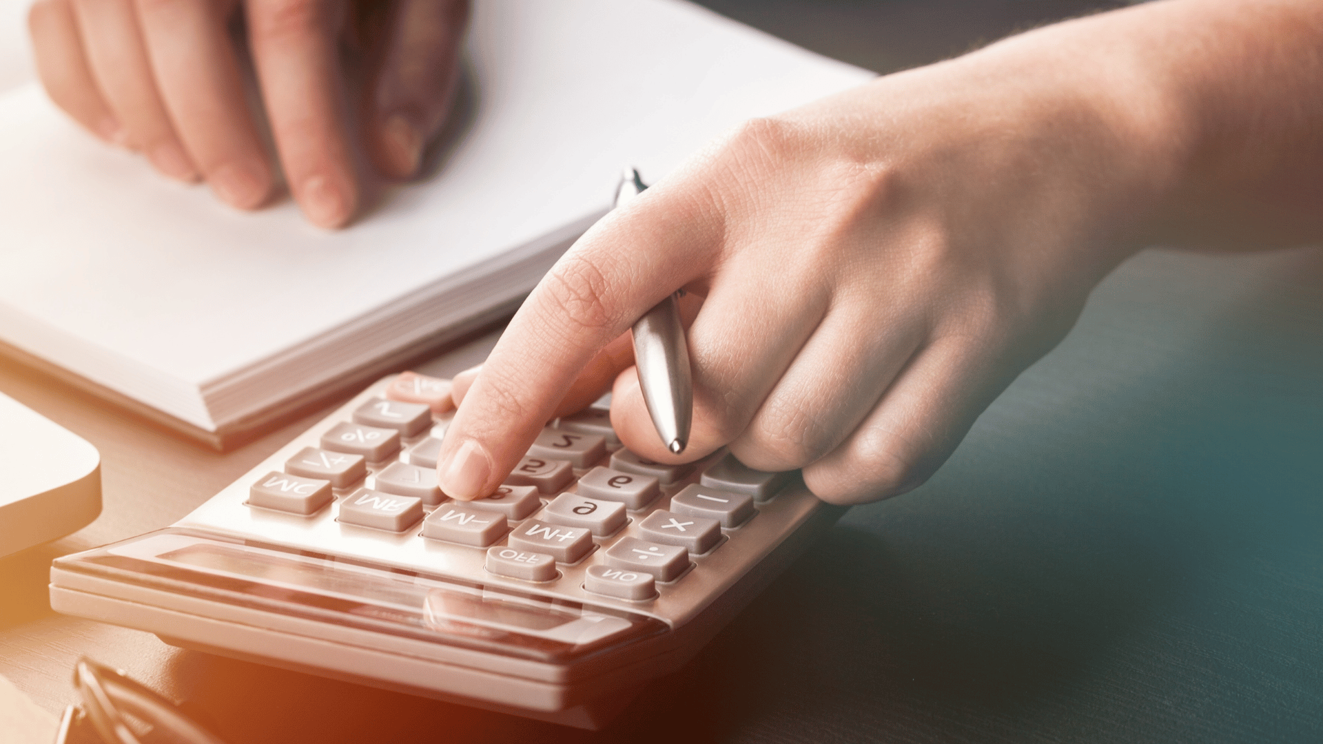 homme qui tape sur une calculette