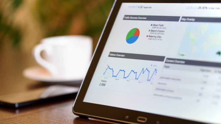 tablette avec l'interface d'un logiciel de gestion