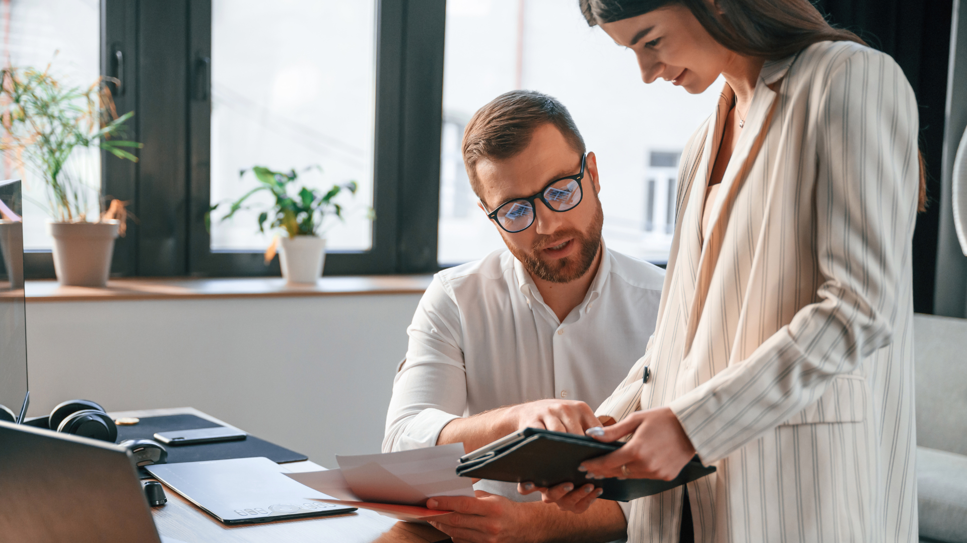 Une femme et un homme faisant de la comptabilité
