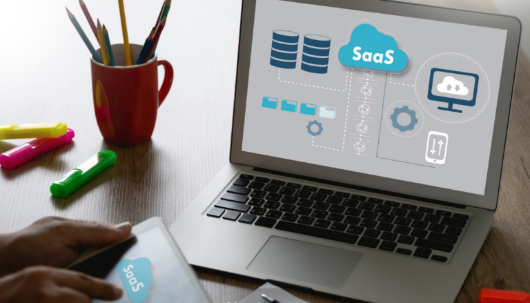 logiciel saas illustré sur ordinateur portable