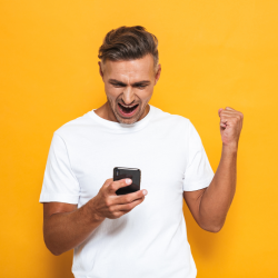 homme qui utilise un téléphone