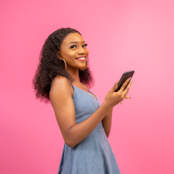 femme qui utilise un téléphone